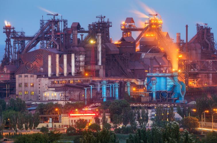 冶金厂在晚上有烟囱的钢铁厂钢铁厂,钢铁厂欧洲的重工业烟囱产生的